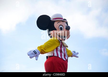 Mickey Mouse in costume danza di carattere a Disneyland Parigi Francia Foto Stock