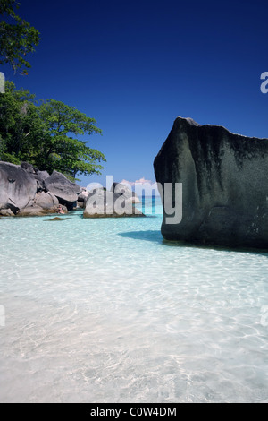 Belle acque color smeraldo del Similan parco nazionale marino nel Mare delle Andamane in Thailandia. Foto Stock