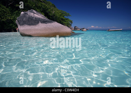 Belle acque color smeraldo del Similan parco nazionale marino nel Mare delle Andamane in Thailandia. Foto Stock