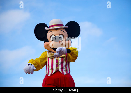 Mickey Mouse in costume danza di carattere a Disneyland Parigi Francia Foto Stock