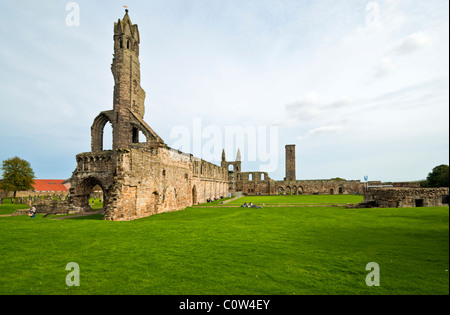 La navata centrale e timpano occidentale le rovine di St. Andrews nella Cattedrale di St Andrews Fife Scozia Scotland Foto Stock