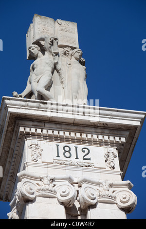Plaza de España è una grande piazza vicino al porto. È dominata dal monumento alla costituzione del 1812. Cadiz Spagna Foto Stock