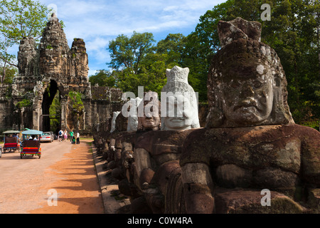 Porta Sud. Sculture di pietra di confine il ponte per il tempio di Angkor Thom in Angkor. Cambogia. Asia Foto Stock
