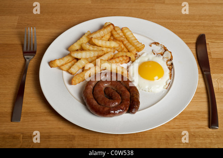 Salsiccia, uova e patatine. Foto Stock