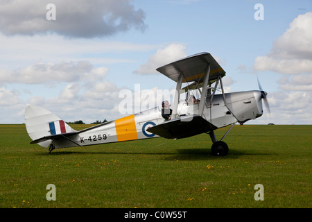 De Havilland DH-82A Tiger Moth II reg G-ANMO (visualizzazione contrassegni RAF K4259) a Sywell Foto Stock