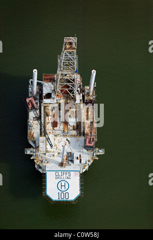 Vista aerea sopra scogliere la perforazione offshore oil platform Texas Foto Stock