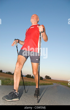 L'uomo anziano, nordic walking, regione Waldviertel, Austria Inferiore, Austria, Europa Foto Stock