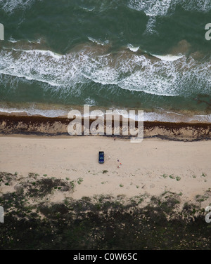 Vista aerea sopra pickup truck parcheggiato sulla spiaggia Padre Island Texas Foto Stock