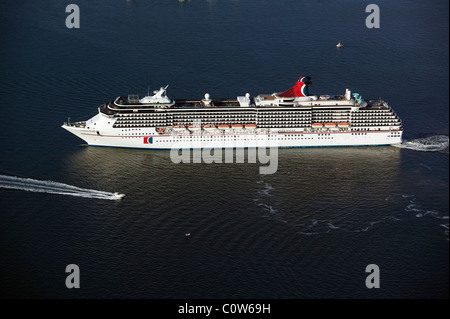 Vista aerea al di sopra di nave da crociera Carnival spirito del porto di San Diego in California Foto Stock