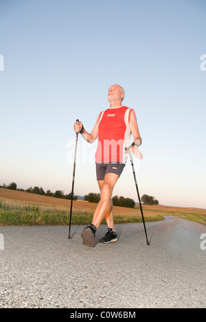 L'uomo anziano, nordic walking, regione Waldviertel, Austria Inferiore, Austria, Europa Foto Stock