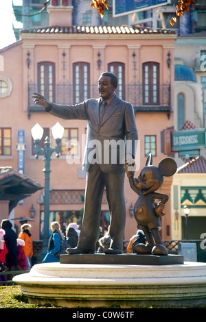 Statua di Walt Disney e Mickey Mouse di Walt Disney Studios theme park vicino a Paris Francia France Foto Stock