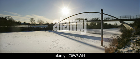 Il Millennium Bridge oltre il fiume congelato Ouse in York, North Yorkshire, Inghilterra. Foto Stock