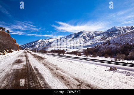 Una bella scena invernale presi da binari ferroviari in rocce rosse vicino a Echo, Utah Foto Stock