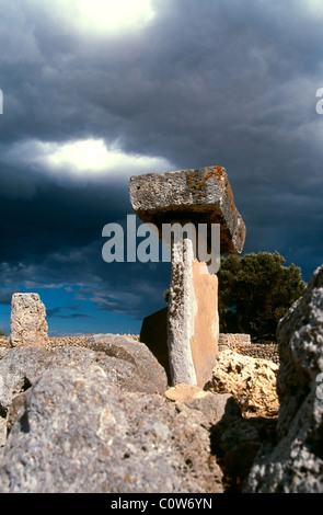 Taula nel sito talaiotico di Trepuco vicino a Mahon Minorca, Isole Baleari, Spagna Foto Stock