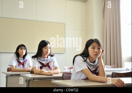 Alta scuola ragazze seduta in Aula Foto Stock