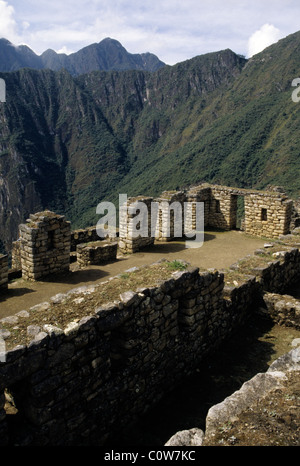 Edifici del settore industriale all'UNESO Patrimonio Mondiale rovine Inca di Machu Picchu - Valle Sacra, Perù. Foto Stock