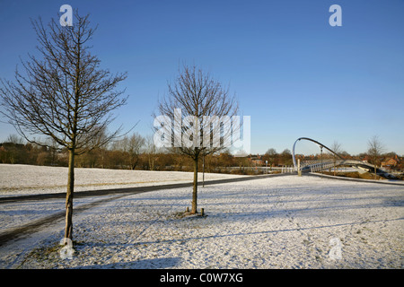 Il Millennium Bridge sul fiume Ouse, York, North Yorkshire, Inghilterra, d'inverno. Foto Stock