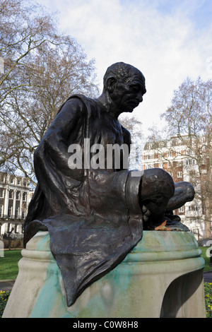 Statua del Mahatma Gandhi in Tavistock Square a Londra, Inghilterra. Foto Stock