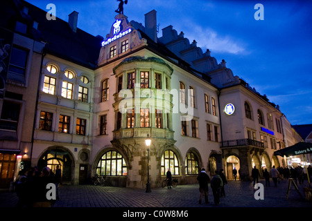 La città di Monaco di Baviera street con illuminazione notturna di fronte alla famosa Hofbräuhaus beer garden Foto Stock