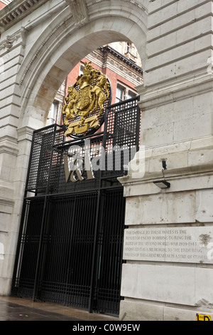 Il giorno moderno prova di tedesco WW11 campagna di bombardamenti su Londra. Visto qui in Exhibition Road, South Kensington, Londra, Inghilterra. Foto Stock