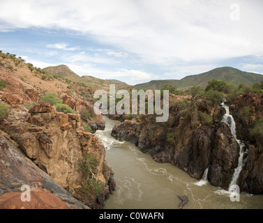 Il Epupa Falls giacciono sul fiume Kunene, sul confine dell'Angola e della Namibia Foto Stock