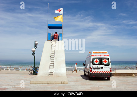 Una croce rossa Lifeguard's Tower e ambulanza pronto per l'uso sulla spiaggia Foto Stock