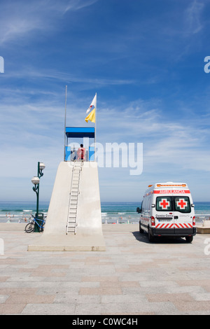 Una croce rossa Lifeguard's Tower e ambulanza pronto per l'uso sulla spiaggia Foto Stock