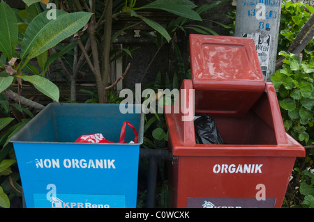 Cassonetti progettato per ottenere gli utenti per separare organico e no-rifiuti organici in Bali, Indonesia Foto Stock