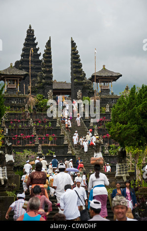 Il giorno della luna piena cerimonie indù hanno luogo presso Besakih, il 'tempio', sull'isola di Bali, Indonesia. Foto Stock