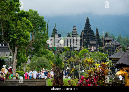 Il giorno della luna piena cerimonie indù hanno luogo presso Besakih, il 'tempio', sull'isola di Bali, Indonesia. Foto Stock