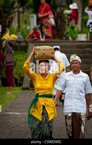 Hindu adoratori di venire al Tempio madre, o Besakih, per lasciare un'offerta, al più importante tempio di Bali. Foto Stock