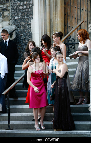 Giovani adolescenti vestite per un partito di promenade, Canterbury, nel Kent, Inghilterra, Regno Unito. Foto Stock