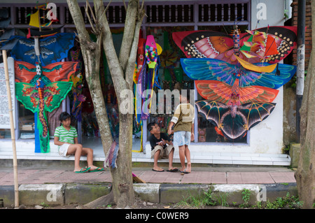 Venditore di aquiloni a Jalan Hanuman, Monkey Forest Road a Ubud, Bali, Indonesia Foto Stock