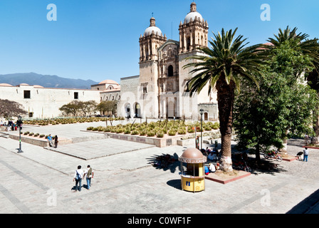 Facciata & plaza di chiesa di Santo Domingo e il monastero ala sulla bella giornata nella città di Oaxaca Messico Foto Stock