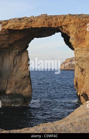 La finestra Azzurra in Dwejra Gozo, Malta durante il tramonto. Un attrazione speciale per ogni turista che visita l'isola di Gozo. Foto Stock