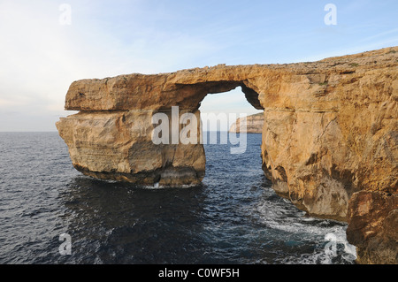 La finestra Azzurra in Dwejra Gozo, Malta durante il tramonto. Un attrazione speciale per ogni turista che visita l'isola di Gozo. Foto Stock