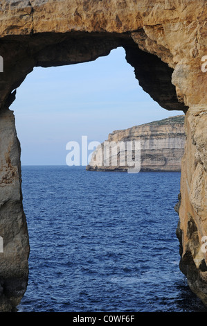 La finestra Azzurra in Dwejra Gozo, Malta durante il tramonto. Un attrazione speciale per ogni turista che visita l'isola di Gozo. Foto Stock