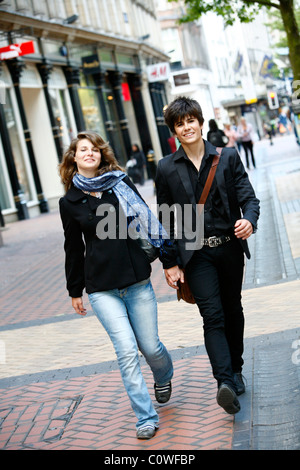 Coppia giovane camminando sulla Strada Nuova, Birmingham, Inghilterra, Regno Unito. Foto Stock