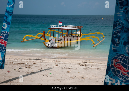 Barca da immersione con fondo in vetro dipinto con colori vivaci sulla spiaggia di Gili Trawangan, una piccola isola al largo di Lombok, Indonesia Foto Stock