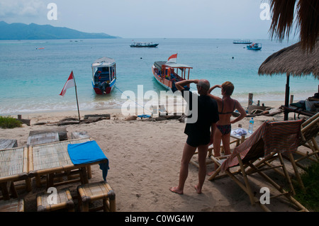 La piccola spiaggia di Gili Air, l'isola più piccola del gruppo di isole Gili al largo di Lombok, Indonesia Foto Stock