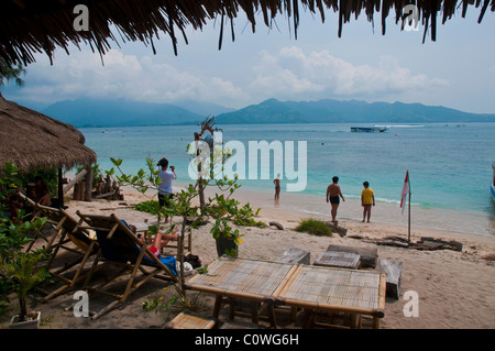 La piccola spiaggia di Gili Air, l'isola più piccola del gruppo di isole Gili al largo di Lombok, Indonesia Foto Stock