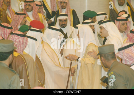 Il nuovo re di Arabia Saudita, il Re Abdullah e il principe ereditario SULTAN riceve gli ospiti del Royal Palace dopo aver letto King Fahd la morte. Foto Stock