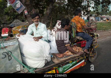 Tre uomini del Bangladesh guida lungo l'autostrada di Chittagong in un elicottero autorickshaw Foto Stock