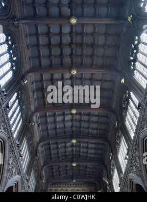 Cattedrale di Manchester soffitto in legno della navata con righe di angeli suonano strumenti musicali Foto Stock