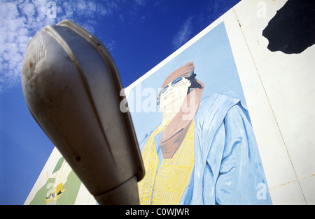 Segno con Muammar Abu Minyar al-Gaddafi, Mu'ammar Abu Minyar al-Gheddafi dietro una strada luce, Tripoli, Libia, Africa Settentrionale Foto Stock