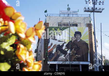 Segno con Muammar Abu Minyar al-Gaddafi, Mu'ammar Abu Minyar al-Gheddafi a piazza verde a Tripoli, 35 anni dopo il suo colpo di stato Foto Stock