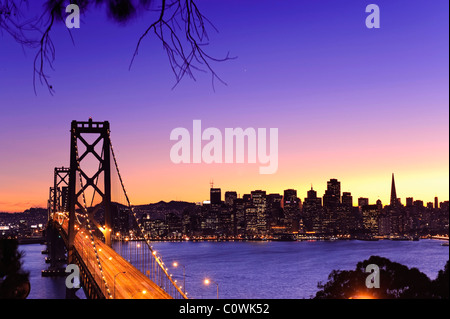 Stati Uniti, California, San Francisco, Oakland Bay Bridge e dello skyline della città Foto Stock