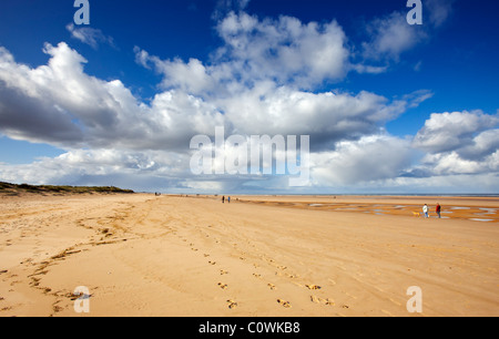 Pozzetti accanto al mare, Norfolk. Camminare sulla spiaggia di sabbia nel mese di ottobre Foto Stock