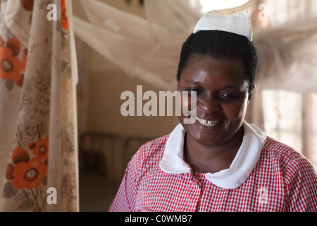 Ritratto di un infermiere nel distretto di Jinja, Uganda, Africa orientale. Foto Stock