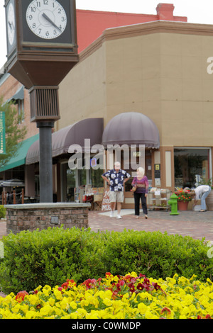 Florida Seminole County,Orlando,Sanford,First 1st Street,rinnovato,restaurato,quartiere storico del centro,aiuole,fiori,paesaggio,visitatori t Foto Stock